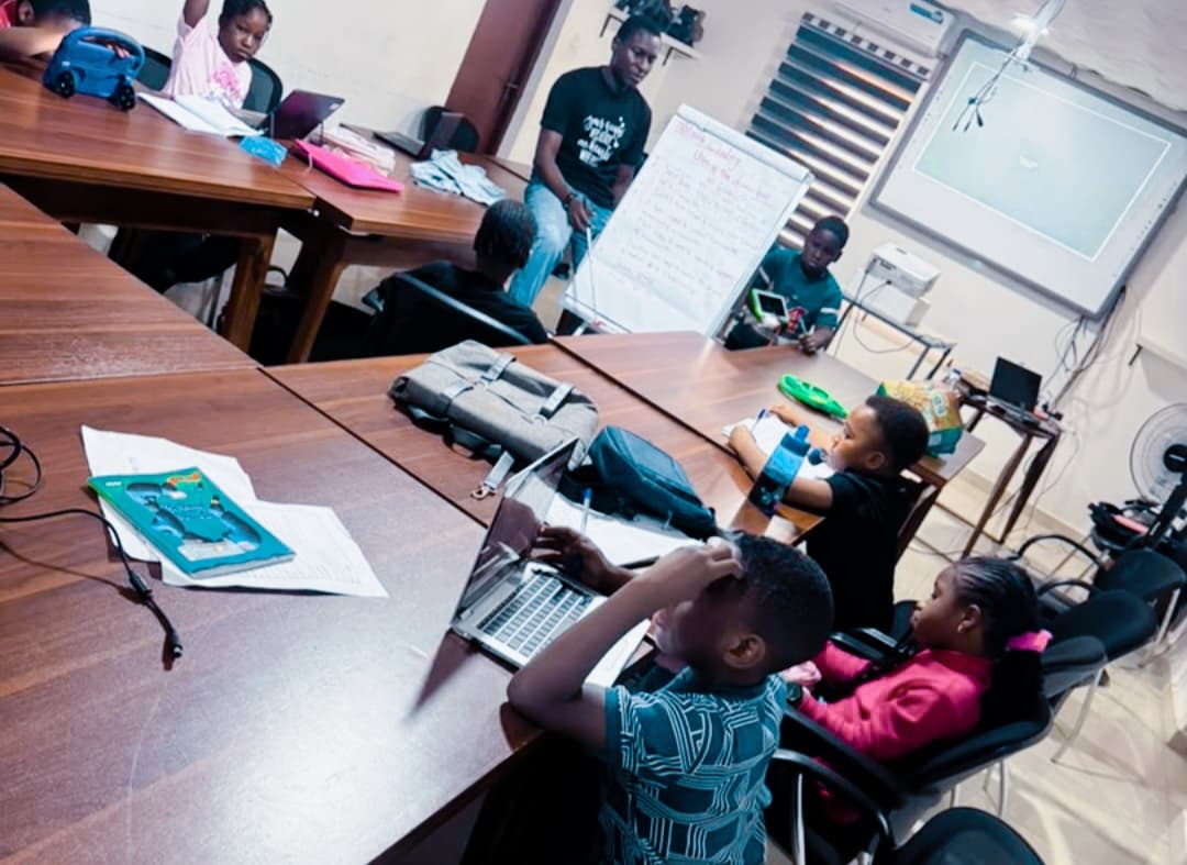 Kids learning robotics at eduBRICKS